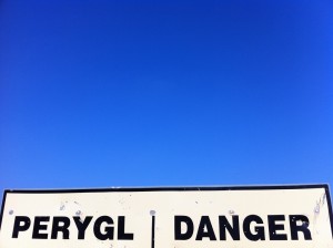 photo of sign that says perygl danger